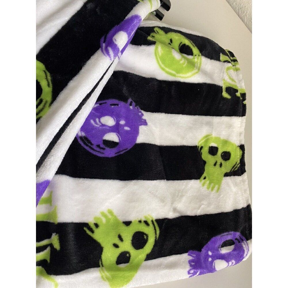 Beetlejuice‎ Skulls Stripes Halloween Cloud Throw Plush Blanket 50”x70” NEW - Picture 5 of 11